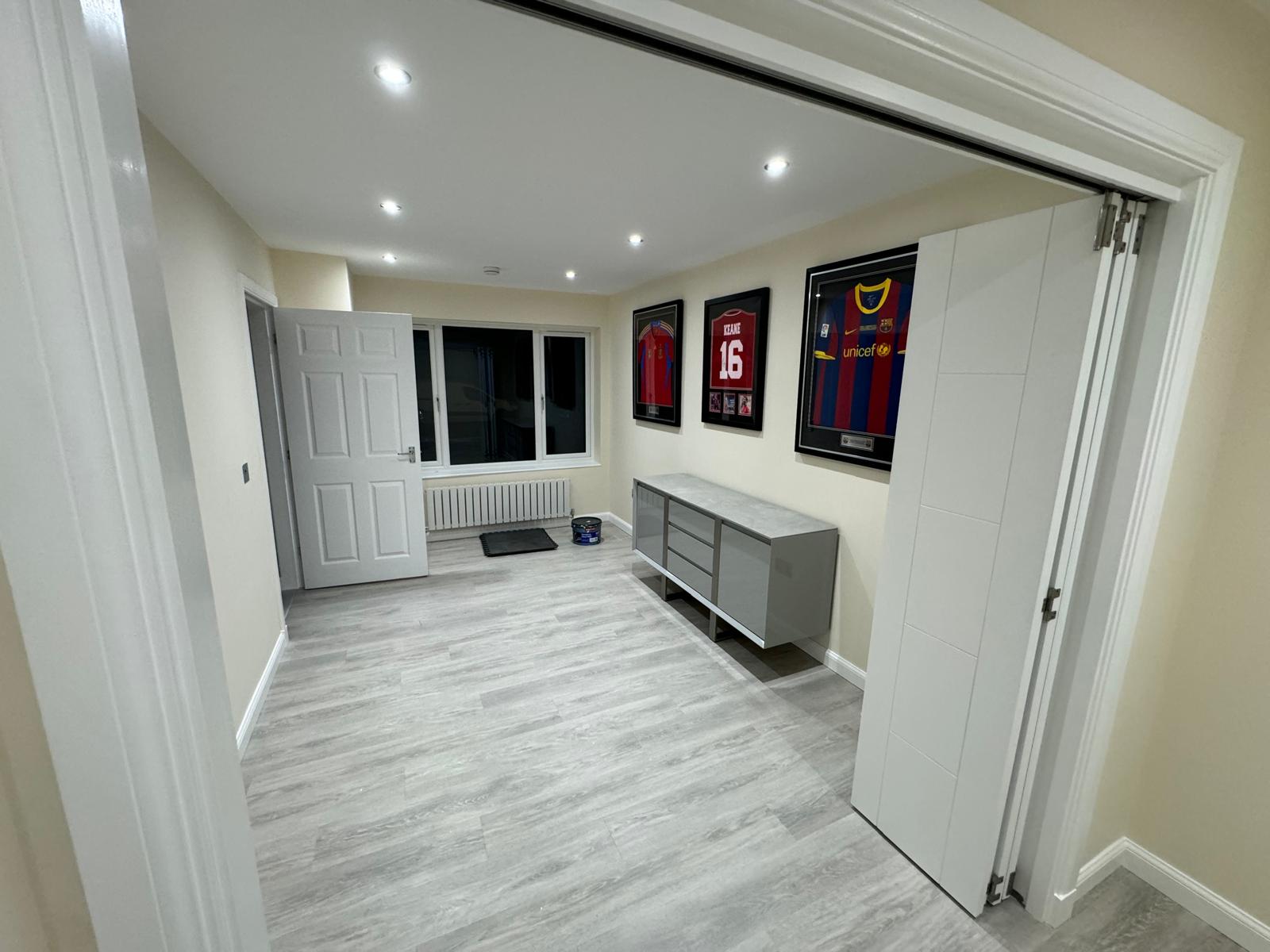 Finished family room with wide internal opening